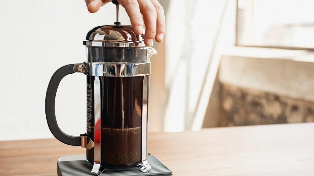 pression du piston cafetière à piston après infusion du café french press